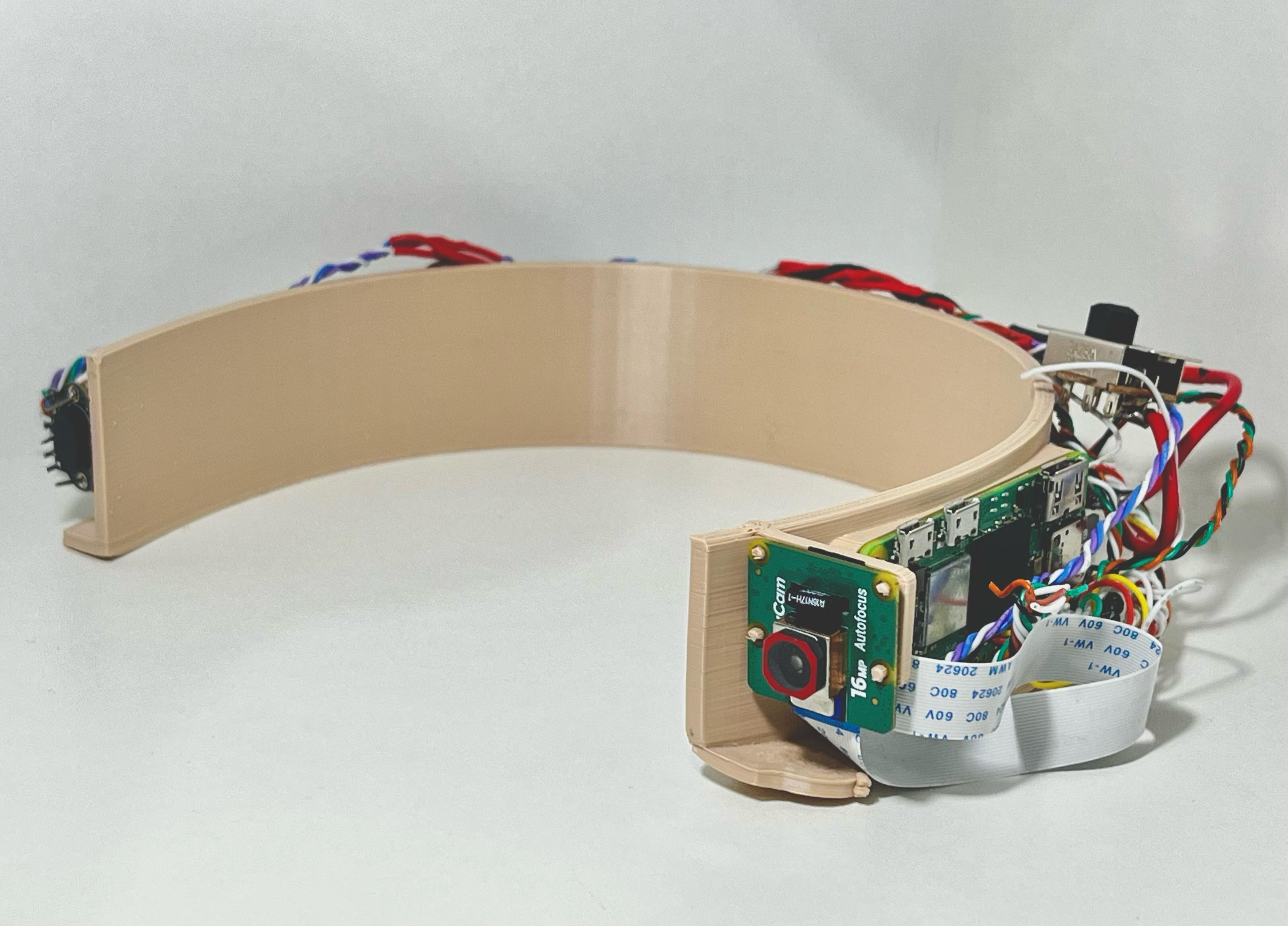 Primeiro protótipo real da ASTRA: armação impressa em 3D com câmera frontal, Raspberry Pi e sensores conectados nas hastes.